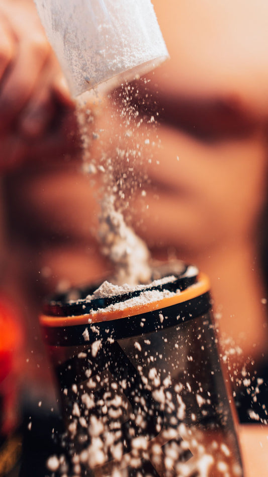 Kreatinpulver helles i en shaker, fitnesskonsept
