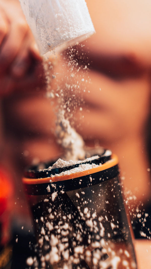 Kreatinpulver helles i en shaker, fitnesskonsept