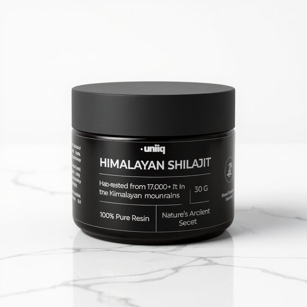Himalayan Shilajit fra Uniiq på ren hvit marmor, et uttrykk for renhet og kvalitet