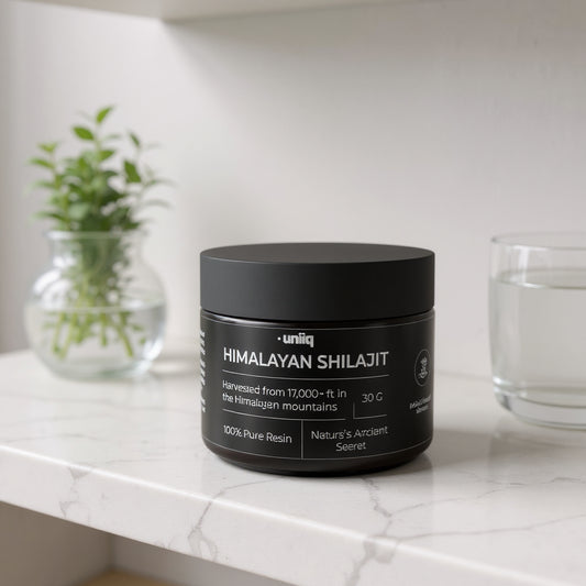 Himalayan Shilajit fra Uniiq på en lys marmorhylle i et rolig velværemiljø