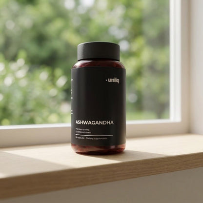 Uniiq Ashwagandha i vinduskarmen i rolig naturlig lys